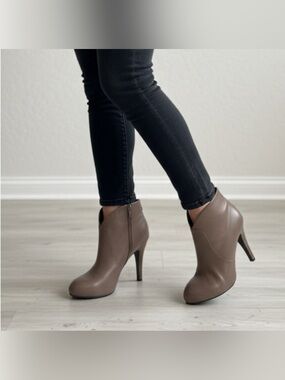 me too Taupe Leather High-Heel Ankle Booties. Size: 7.5